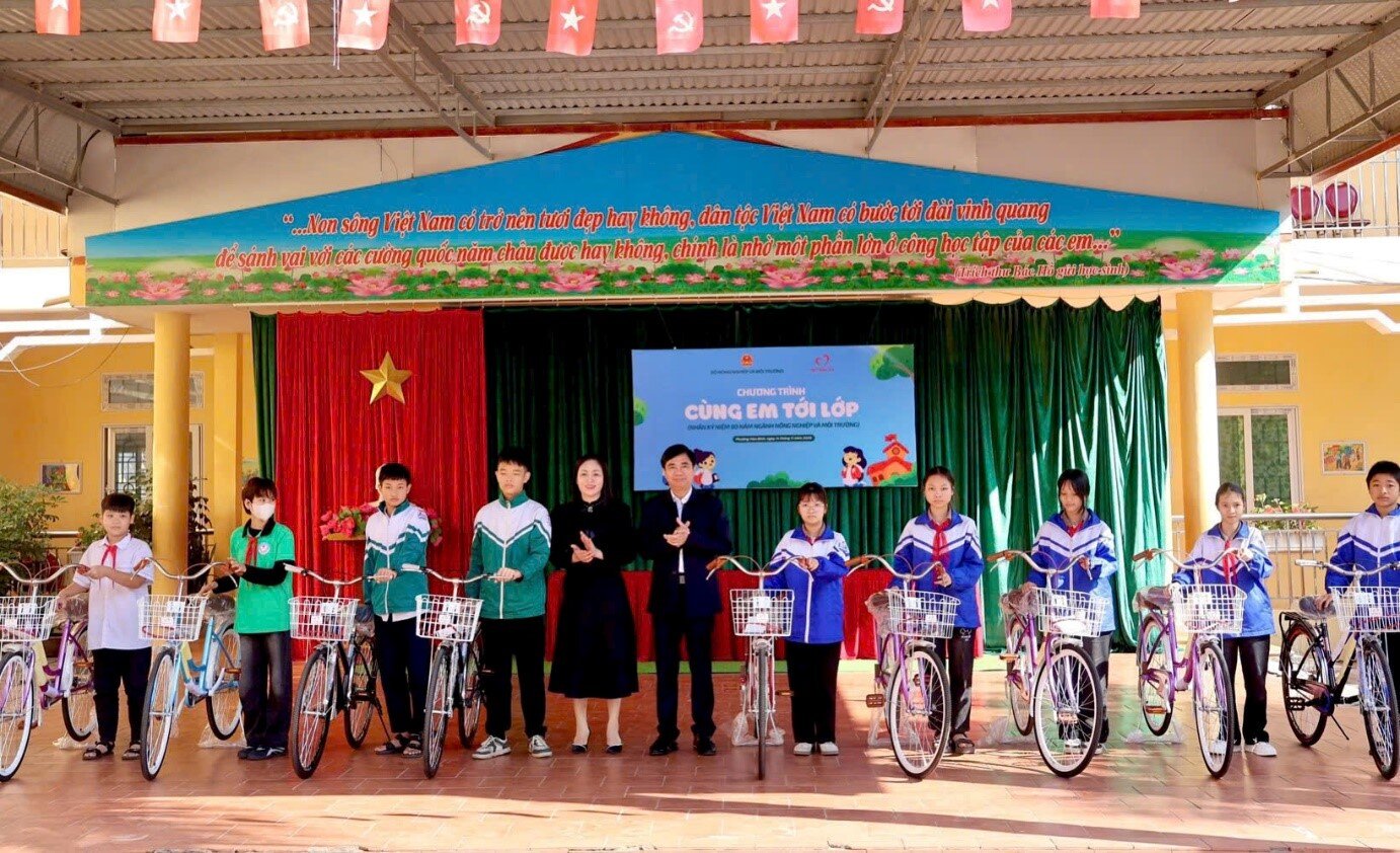 Bộ Nông nghiệp và Môi trường trao tặng 50 xe đạp cho học sinh có hoàn cảnh khó khăn tại Phường Hoà Bình 